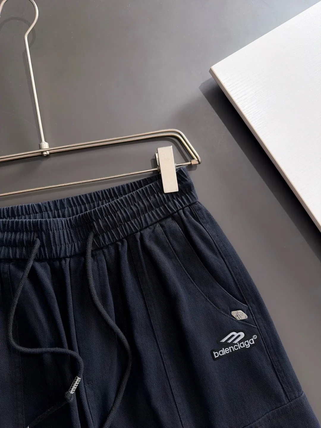 Next day shipment P195 Balenciaga High Quality 2026 Autumn and Winter New Arrival elastic band casual pants, counter-customized fabrics, Breathable, high comfort, impeccable details, brand element design concept, reflecting high quality. It feels delicate and soft! It presents a casual cut and the upper body shape is great! Sizes:S-3XL